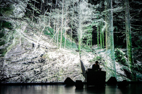 Parmi les nombreux formats proposés ce week-end aux Rotondes pour le festival Multiplica, des concerts audiovisuels très attendus de Frieder Nagel ou de Ryoichi Kurokawa, ici en photo. (Photo: Bruno Destombes)