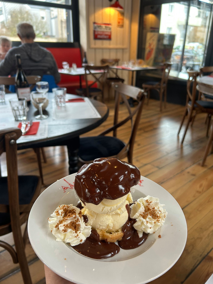 For dessert, the profiterole is €6.90. (Photo: Emilie Gline/Paperjam)
