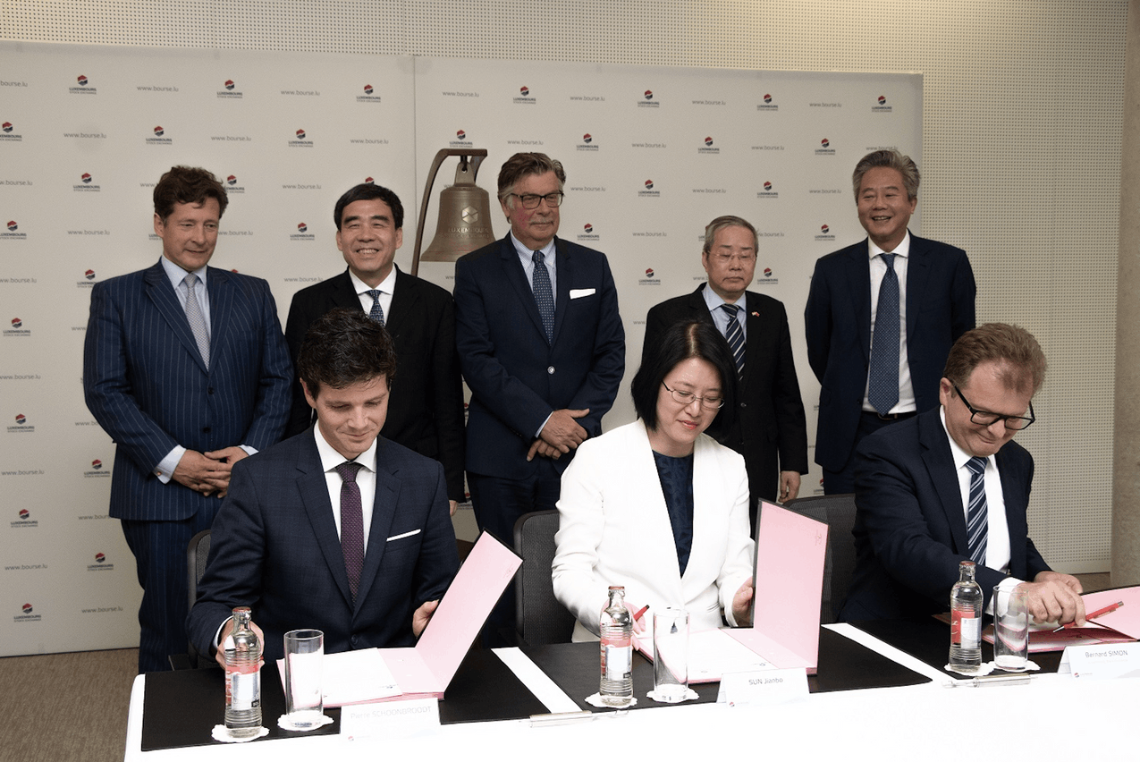 La séance de signature s’est déroulée en présence de l’ambassadeur de Chine au Luxembourg, Huang Changqing. (Photo: Bourse de Luxembourg)