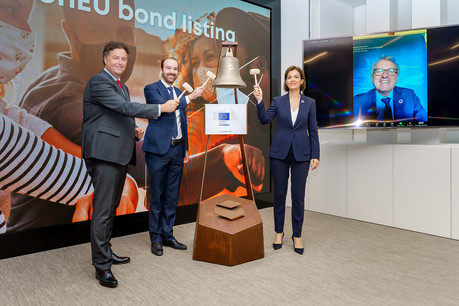 Julie Becker, CEO de la Bourse de Luxembourg, et Arnaud Delestienne, membre du comité exécutif, ont lancé la première obligation NGEU avec Christian Engelen de la Commission européenne. (Photo: Luxembourg Stock Exchange)