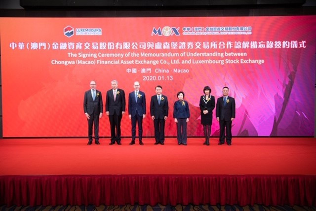 Robert Scharfe (à gauche sur la photo) a signé un nouvel accord avec un partenaire asiatique. (Photo: Bourse de Luxembourg)