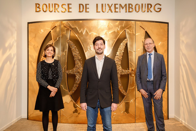 Entouré par Julie Becker et Robert Scharfe, Christian Gillot n’est pas entré en bourse. C’est la Bourse qui est entrée au capital de sa start-up d’analyse de documents financiers. (Photo: Luxembourg Stock Exchange)