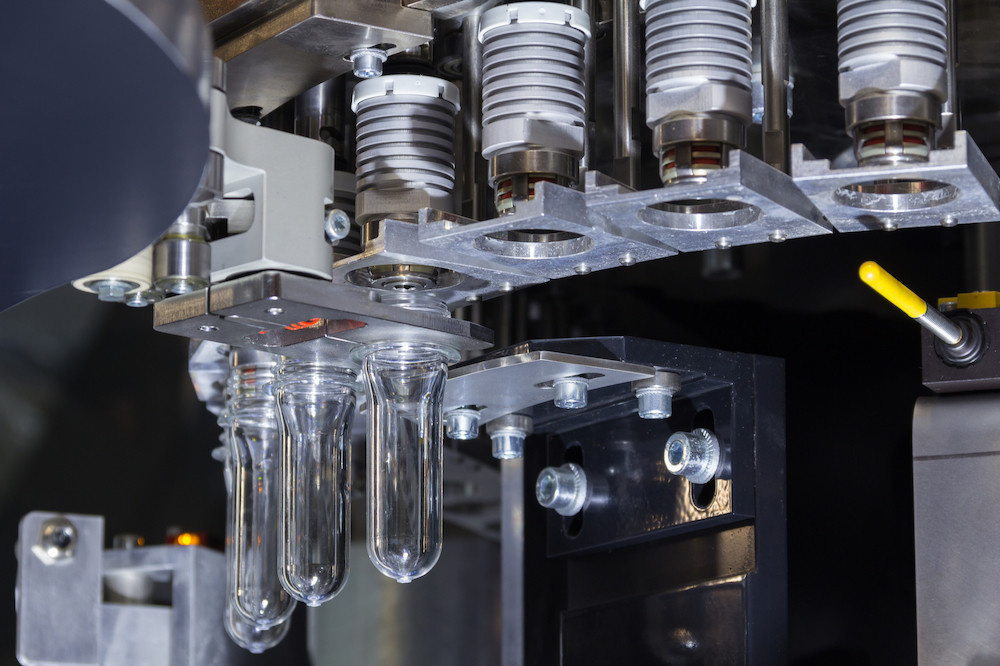 La technologie PET de Keiryo Packaging Technologies prend la forme d’une busette métallique imprimée en 3D, qui s’adapte aux machines existantes de moulage par injection, étirage et soufflage (ISBM) nécessaires à la production de bouteilles en plastique. (Photo: Shutterstock)