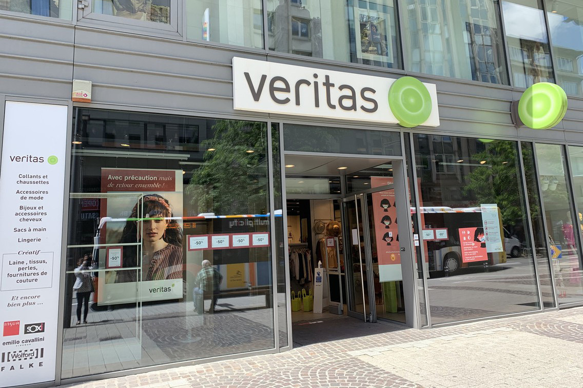 À l’entrée de l’avenue de la Gare, Veritas et son voisin H&M vont fermer leurs portes cet été. (Photo: Paperjam)