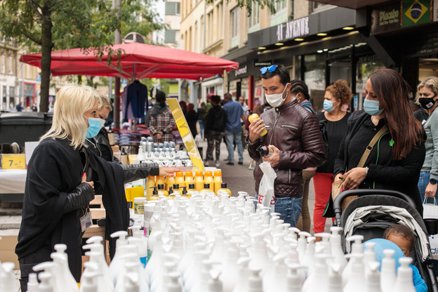 Du monde pour déambuler dans les artères de la Grande Braderie. (Photo: Matic Zorman / Maison Moderne)