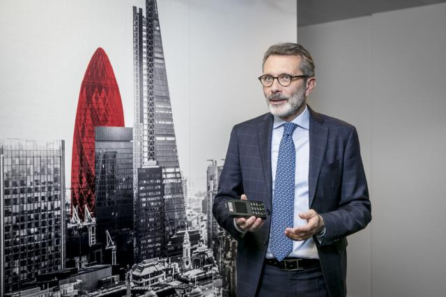 Michele Ferraris, CEO de 3C Payment, nous présente une de leurs solutions de paiement. (Photo: Patricia Pitsch / Maison Moderne)