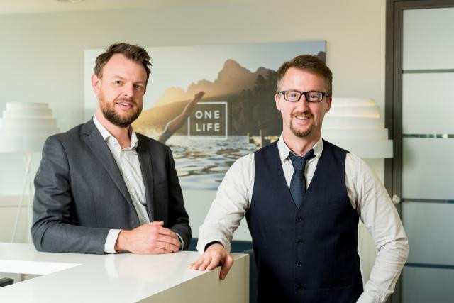 Cédric Jadoul, head of digital business services chez Fujitsu et Jean-Philippe Quin, IT operation department manager chez OneLife (c) Marie De Decker