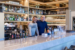 Le nouveau bar est un atout indéniable du nouvel espace brasserie, et on y retrouve des visages bien connus de la scène luxembourgeoise…  (Photo: Romain Gamba/Maison Moderne)