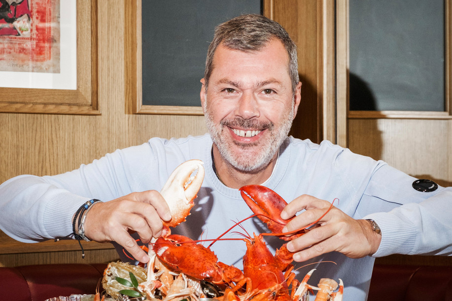 Sébastien Sarra, true to the spirit of the brasserie: his seafood platters bring large tables together. (Photo: Patricia Pitsch/Paperjam)