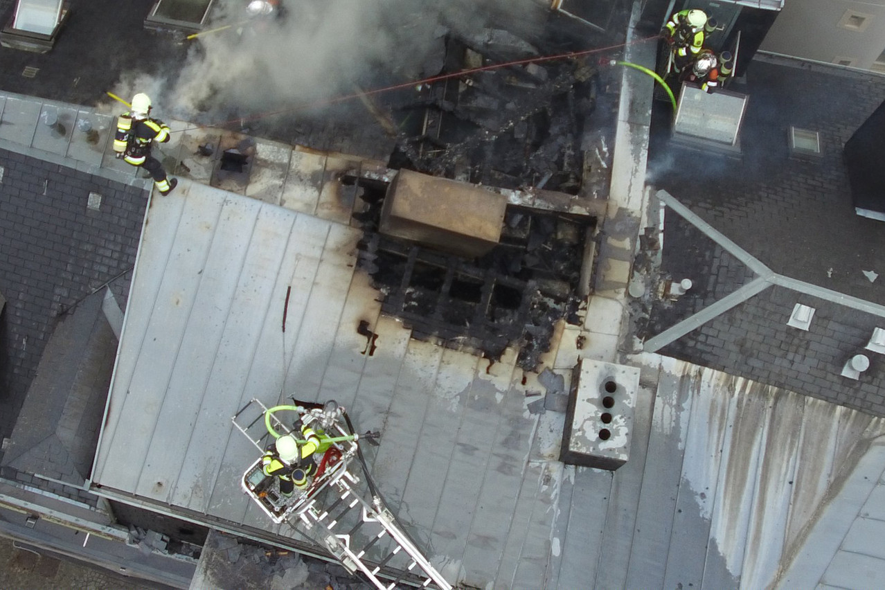 Le toit du bâtiment a été touché et devra être intégralement refait. (Photo: CGDIS)