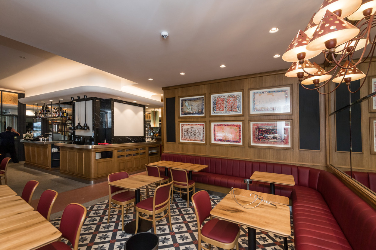 An août 2020, la Brasserie Guillaume rouvrait après de longs mois de travaux et dévoilait un cadre flambant neuf, ayant fait appel au travail expert de compagnons du devoir. (Photo: Nader Ghavami / Maison Moderne)