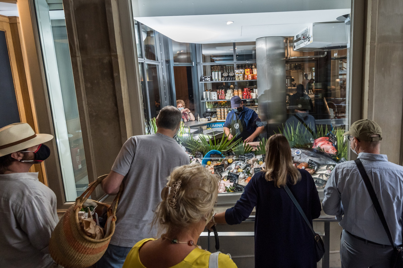 L’écailler de la Brasserie Guillaume et ses superbes produits de la mer attirent toujours autant les foules…  (Photo: Nader Ghavami / Maison Moderne)
