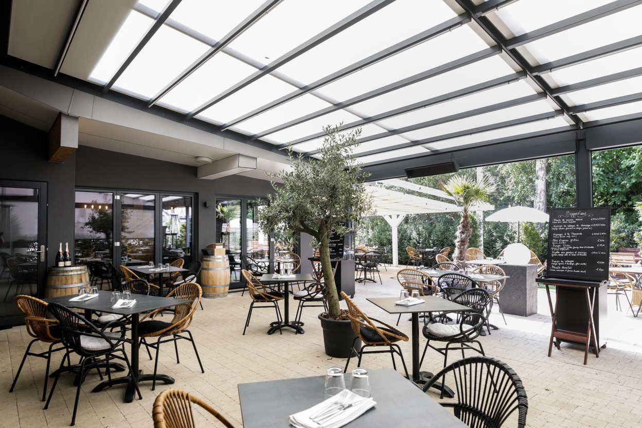 Le cadre est idéal pour cette pause gourmande. Mobilier en bois, cuir ou tissu, murs en pierre ou végétalisés, la Brasserie O’ propose un confort  cosy  et soigné dans une atmosphère baignée de lumière naturelle. Marie Russillo Maison Moderne