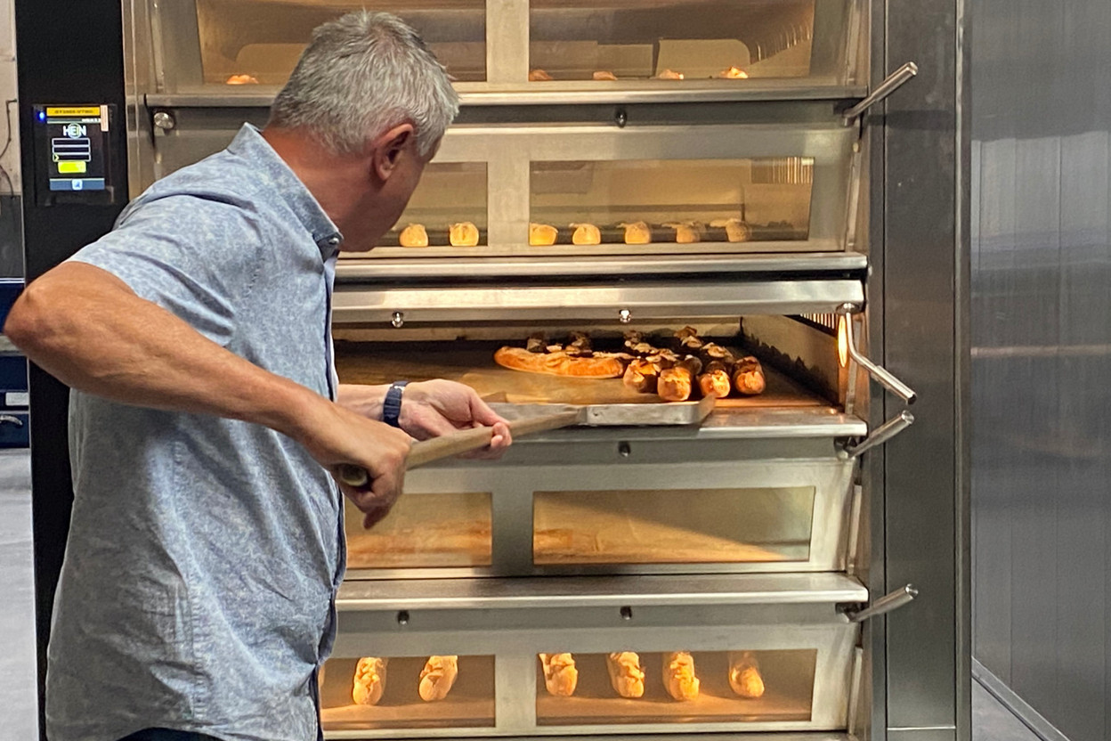 In the middle of the Strassen factory, a batch of baguettes is baking in a Hein oven. Photo: Maison Moderne