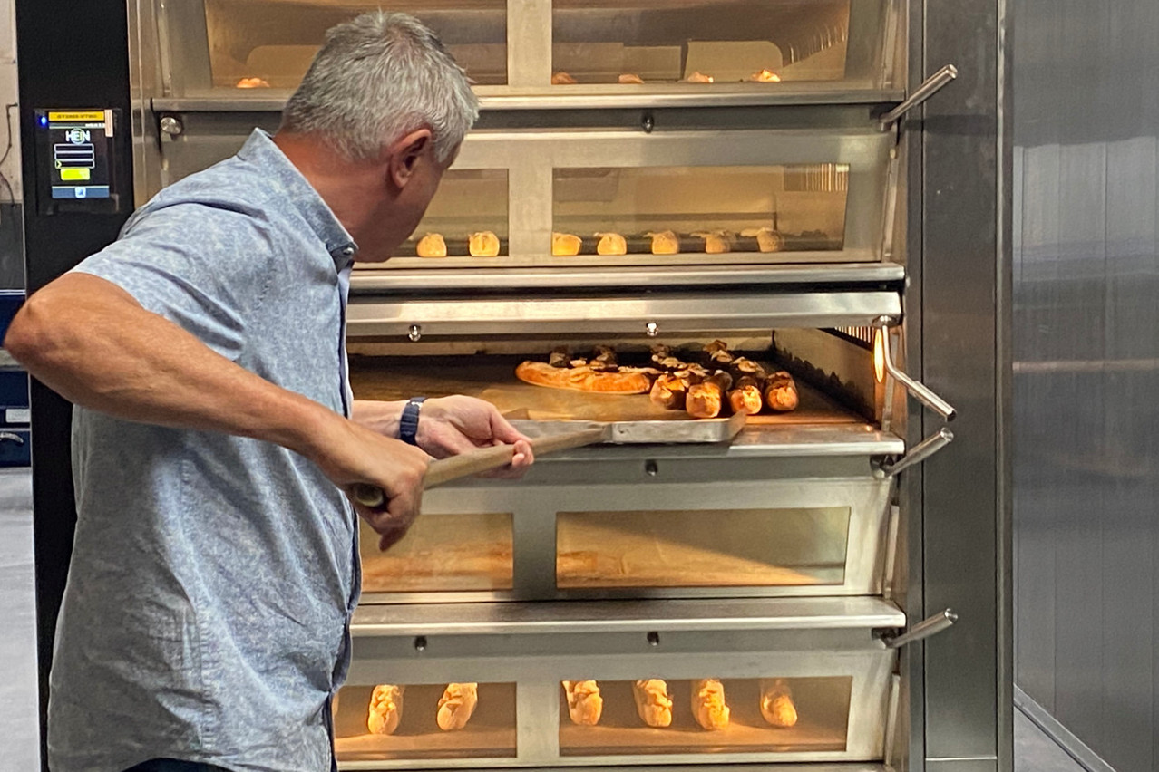 In the middle of the Strassen factory, a batch of baguettes is baking in a Hein oven. Photo: Maison Moderne