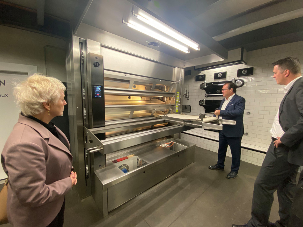 Ferdinand Hein--the family’s fifth generation--explains the robotised operation of his oven. Photo: Maison Moderne