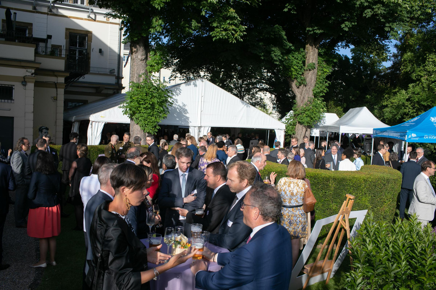  The celebration took place in the magnificent setting of the British embassy residence garden Matic Zorman/Maison Moderne