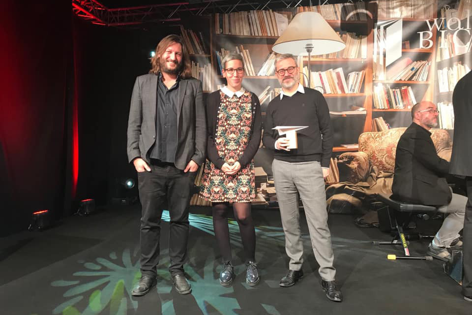 Sam Tanson (au centre) était présente lors de la remise du prix à Tom Reisen (à droite) publié chez Hydre Éditions représenté par Ian de Toffoli (à gauche). (Photo: Facebook/Sam Tanson - meng Säit)