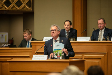 Le ministre des Finances présente son projet de loi de 65 pages. (Photo: Romain Gamba/Maison Moderne)