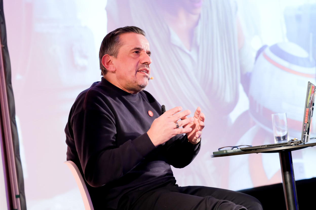 Raphael Gielgen, Head of research and trend scouting at Swiss furniture company Vitra, delivered an engaging keynote highlighting key strategies that organisations must adopt to remain relevant in the current shifting paradigm. Photo: © Jessica Theis