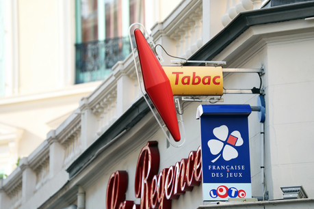 Pour être moins dépendants des recettes du tabac, les 24.000 bureaux de tabac français ont élargi leur offre et veulent être considérés comme des «commerçants d’utilité locale». (Photo: Shutterstock)
