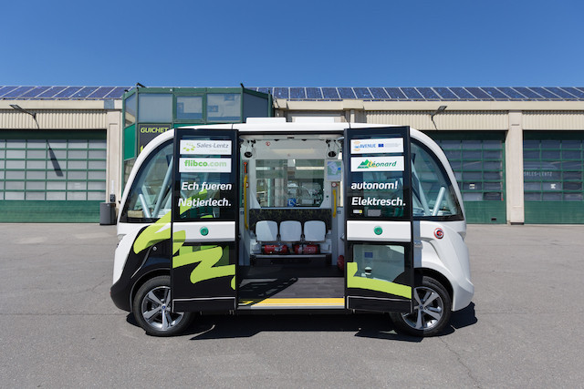 La navette Navya, entièrement autonome, peut transporter onze personnes assises et quatre debout. (Photo: Romain Gamba)