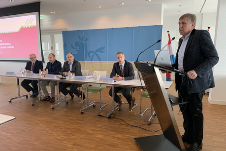 Le ministre de la Mobilité et des Travaux publics, François Bausch, prend la parole lors de la conférence de presse du lundi 14 octobre au sujet de l’adaptation des transports publics. (Photo: Maison Moderne)