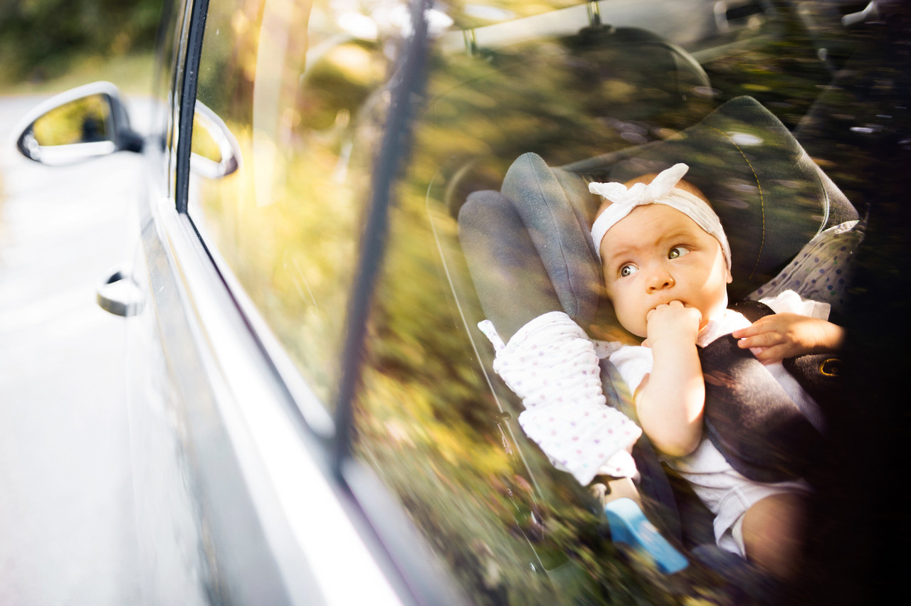 Aux États-Unis, 39 enfants décèdent chaque année, oubliés par leurs parents dans la voiture et sous le soleil. IEE apporte la première solution technologique au monde à ce problème. (Photo: Shutterstock)