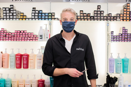 Le vacarme des sèche-cheveux et le cliquetis des ciseaux ont repris dans le salon de Nicolas Hogge, coiffeur à Steinfort. Soulagé mais prudent, l’entrepreneur reconnaît que le confinement laisse des traces, et pas seulement au niveau capillaire. (Photo: Matic Zorman/Maison Moderne)