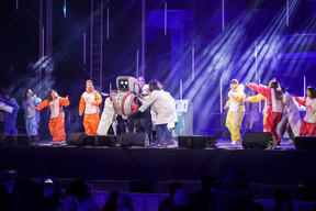 Au moment du final, les comédiens ont été rejoints par des volontaires pour faire le spectacle. (Photo: Luc Deflorenne)