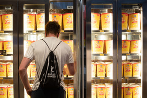 Avant le film, Ruben Janner choisit son pop-corn. ((Photo: Matic Zorman / Maison Moderne))