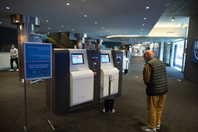 Même si le Kinepolis privilégie les réservations en ligne pour éviter la propagation du Covid-19, quelques clients réservaient leurs tickets en caisse ou aux bornes automatiques mercredi 17 juin lors de la réouverture. ((Photo: Matic Zorman / Maison Moderne))