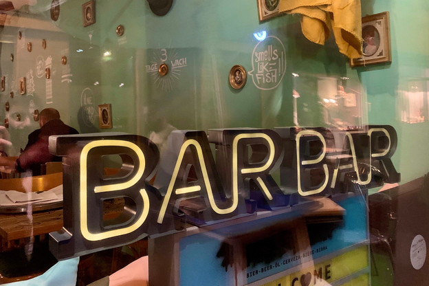Dès la vitrine, on sent l’ambiance joyeusement vintage et conviviale du nouveau BarBar, en plein centre de la capitale… (Photo: Maison Moderne)