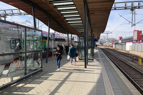 En gare de Luxembourg, une quinzaine de personnes, au mieux, sont descendues du train parti d’Arlon juste après 9h. (Photo: Paperjam)