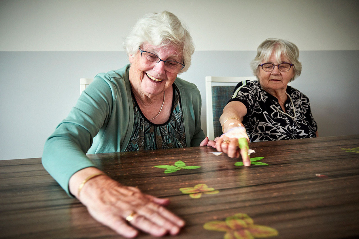 La table magique est proposée par les soignants pour stimuler les résidents atteints de troubles cognitifs. (Photo: Société Tover)