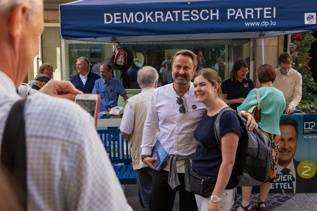 Xavier Bettel, the DP prime minister who is standing for re-election in the upcoming general election, was one of many politicos who went out to meet voters at the Grande Braderie in Luxembourg City, 4 September 2023. Photo: Romain Gamba/Maison Moderne