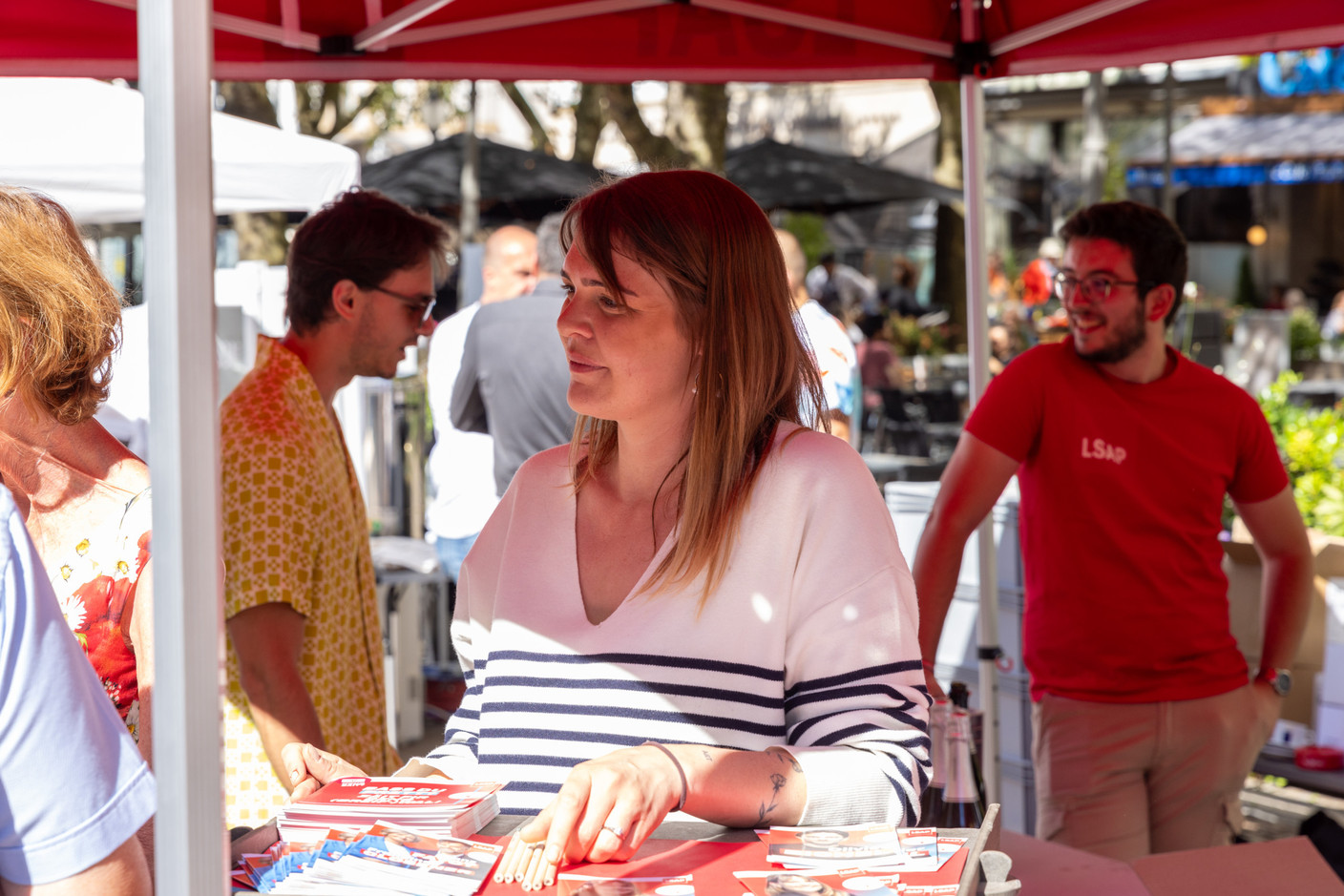 Maxime Miltgen was focused and determined with LSAP supporters at the party’s stand during the braderie in Luxembourg City-Centre, 4 September 2023. Photo: Romain Gamba/Maison Moderne