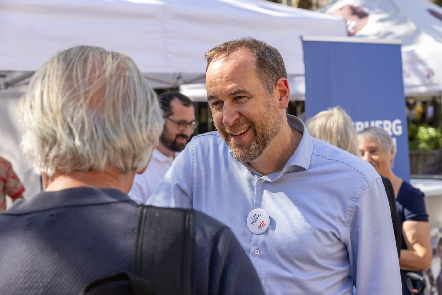 Tom Weidig of the ADR spoke with voters during the braderie in Luxembourg City-Centre, 4 September 2023. Photo: Romain Gamba/Maison Moderne