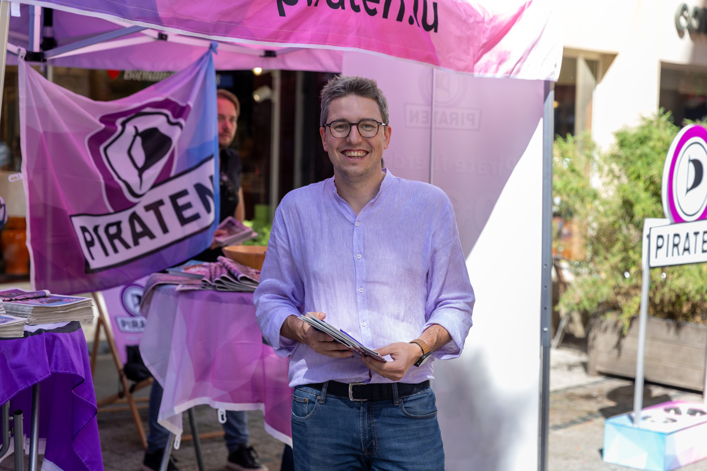 Sven Clement, head of the Pirate party, seen at their Braderie stand in Luxembourg City-Centre, 4 September 2023. Photo: Romain Gamba/Maison Moderne