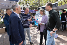 Serge Wilmes (CSV), Lydie Polfer (DP) and François Benoy (déi Gréng) at the market on 13 May as campaigning for the local elections got underway in Luxembourg City. Photo: Guy Wolff/Maison Moderne