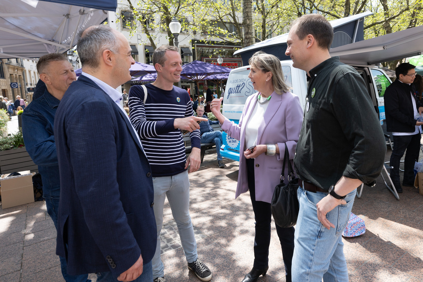 Serge Wilmes (CSV), Lydie Polfer (DP) and François Benoy (déi Gréng) at the market on 13 May as campaigning for the local elections got underway in Luxembourg City. Photo: Guy Wolff/Maison Moderne