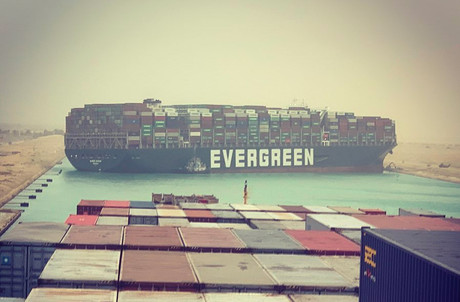 Un incident d’échouage spectaculaire paralyse actuellement tout le trafic sur le canal de Suez. Une utilisatrice d'Instagram a posté une photo du porte-conteneurs géant depuis le Maersk Denver, bloqué derrière l'Ever Given. (Photo: fallenhearts17/Instagram )