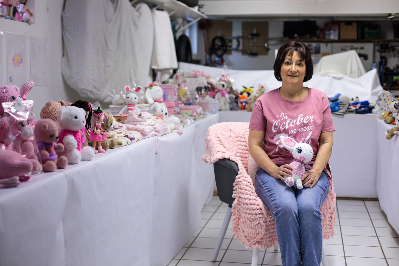 Mara Cruciani s’engage dans la lutte contre la maladie en levant des fonds grâce à la vente de peluches tricotées par ses soins. (Photo: Matic Zorman / Maison Moderne)