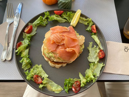 The beautiful look of salmon-avocado pancakes at GluFree Pancake accompanied by a fried egg. (Photo: Lydia Linna/Paperjam)