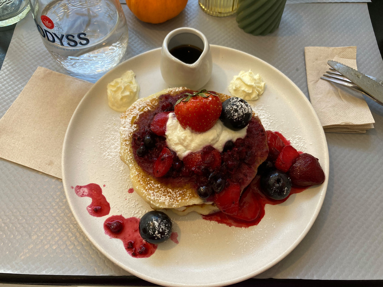 Red fruit pancakes: a mix of berries, ricotta with lemon zest and maple syrup. (Photo: Lydia Linna/Paperjam)