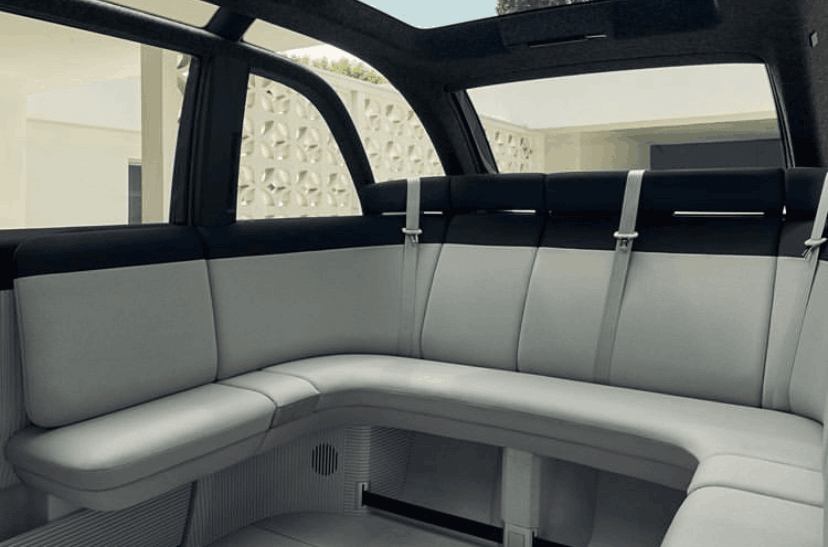 Comme la motorisation et les batteries sont sous la voiture, l’intérieur ressemble à celui d’une limousine de luxe. (Photo: Canoo)