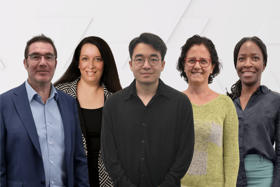 Au centre, Romain Perrin, responsable du projet MyCap, entouré de son équipe : (de gauche à droite) Floyd Zoboki, Marjorie Desloges, Rosalinda Filippelli et Christelle Nana, qui ont œuvré ensemble à la nouvelle version de la plateforme digitale de Cap Langues. (Photo: Cap Langues)