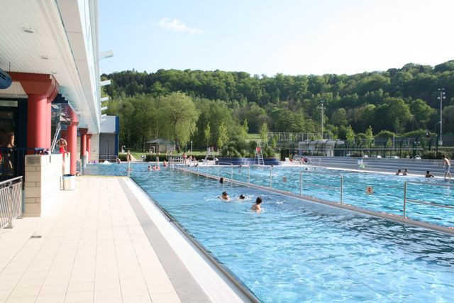 La piscine Piko de Rodange, en mode estival avec son toit rétractable ouvert. Ville de Pétange