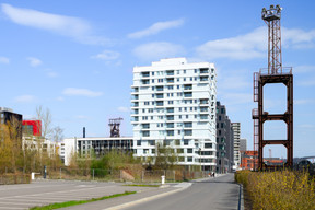 Les façades réalisées en verre émaillé blanc tranchent dans le paysage. (Photo: Julien Swol)