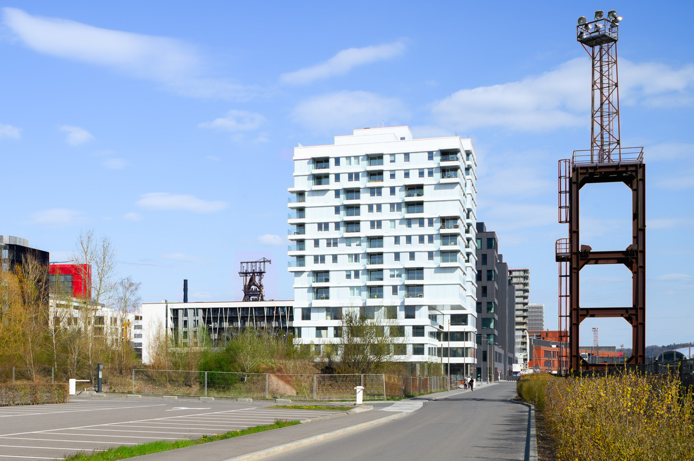 Les façades réalisées en verre émaillé blanc tranchent dans le paysage. (Photo: Julien Swol)